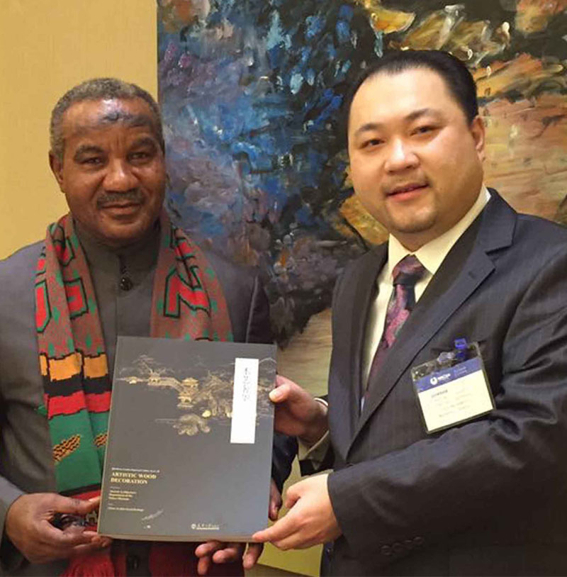 关毅先生向赞比亚副总统​卢潘多·姆瓦佩阁下赠送修复故宫书籍《木艺奢华》